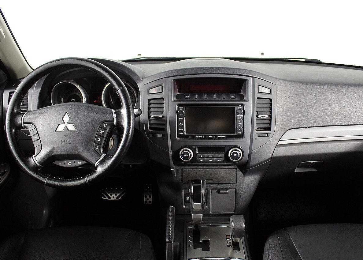 Торпеда паджеро. Митсубиси Паджеро 4 салон. Mitsubishi Pajero 4 Торпедо. Mitsubishi Pajero Sport 2008 торпеда. Панель Митсубиси Паджеро 4.